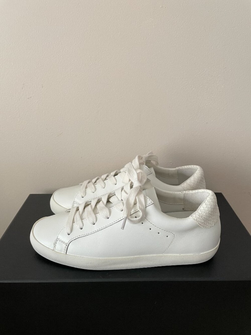 BANANA REPUBLIC Leather Lace Up Sneakers NEW